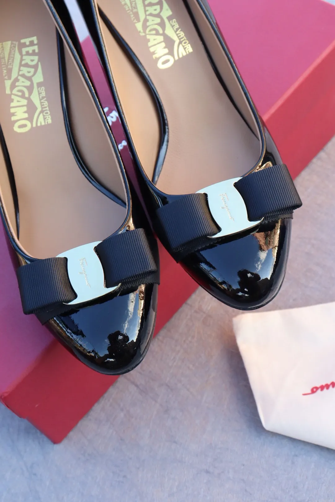 👟👟Ex-factory price 480👟👟 Genuine leather sole +40 Salvatore Ferragamo SF classic model, pedicure version, super beautiful on the feet Heel height: 7cm Upper: imported cow patent leather Lining: sheepskin Foot pads: sheepskin Code number: 35-39 standard code [can be customized to 34, 40, 41 codes]